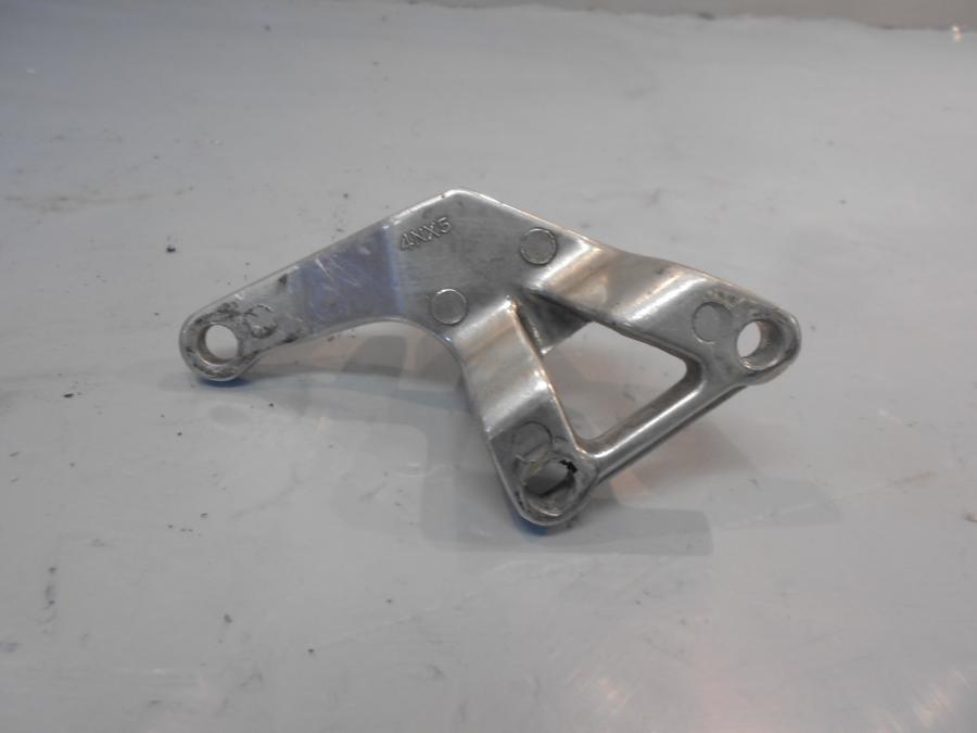 Baksidan på Fotpinnefäste från en Yamaha TRX 850 -1996 motorcykel.