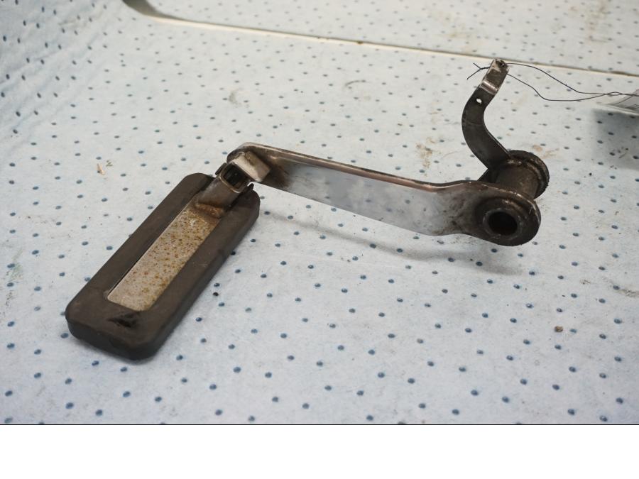 Baksidan på Bromspedal från en Yamaha XV 1600 -1999 motorcykel.