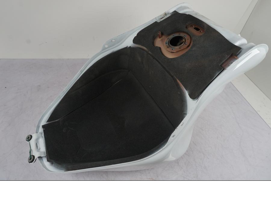 Extrabild6 på Bensintank från en Suzuki GSX 1300 RX -1999 motorcykel.