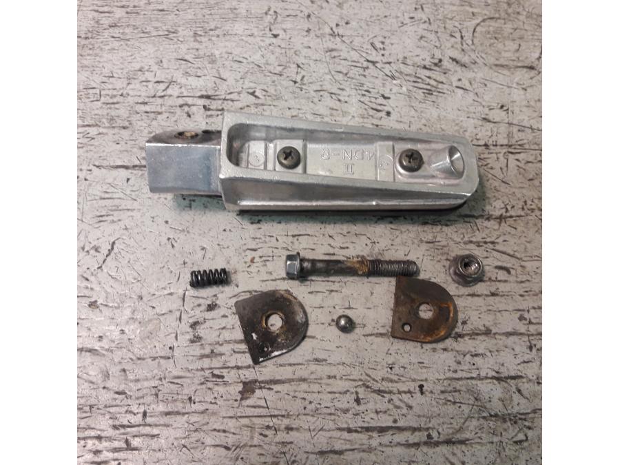 Baksidan på Fotpinne från en Yamaha FZ-S 600 -2000 motorcykel.