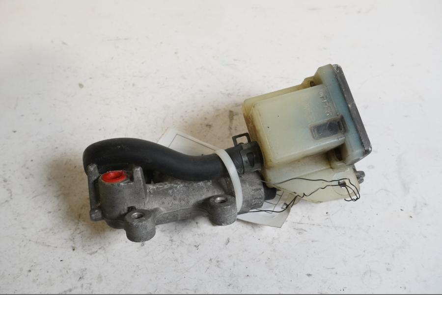 Baksidan på Bromshuvudcylinder från en Suzuki GSX-R 750 -1997 motorcykel.