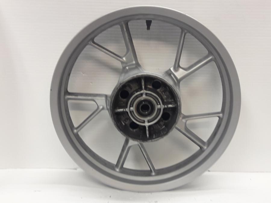 Baksidan på Fälg från en BMW F 650 GS -2009 motorcykel.