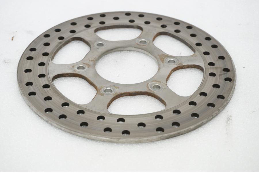 Framsidan pÄ Bromsskiva frÄn en Buell XB9S -2003 motorcykel.