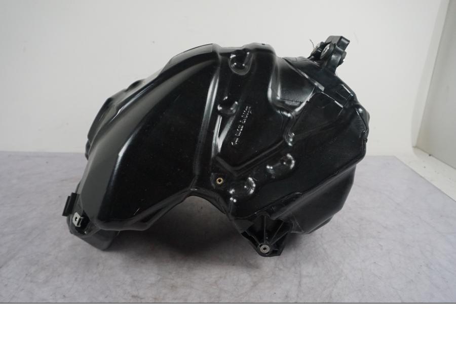 Höger sida på Bensintank från en BMW S 1000 XR -2019 motorcykel.