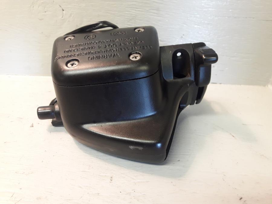 Framsidan på Kopplingshuvudcylinder från en BMW R 1150 GS -2003 motorcykel.