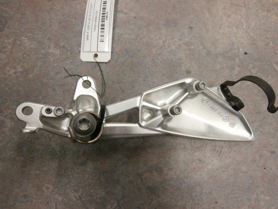 Baksidan på Fotpinnefäste från en BMW K 1200 R -2006 motorcykel.