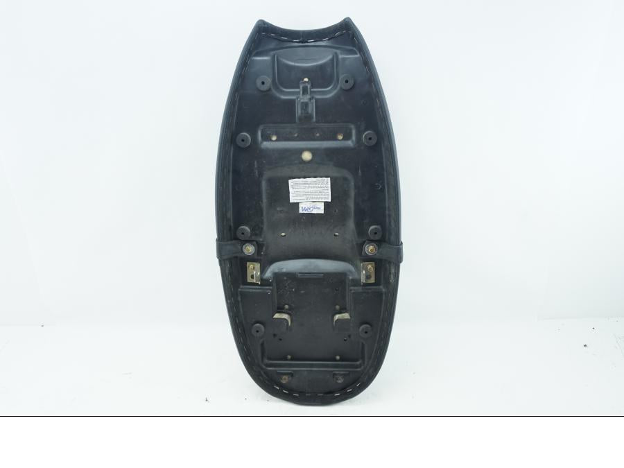 Snett uppifrån på Sadel från en Triumph Bonneville -2001 motorcykel.