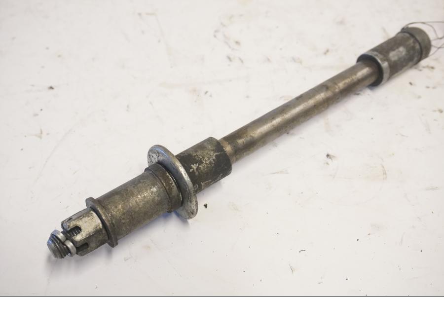 Framsidan på Axel från en Suzuki GS 850 G -1982 motorcykel.