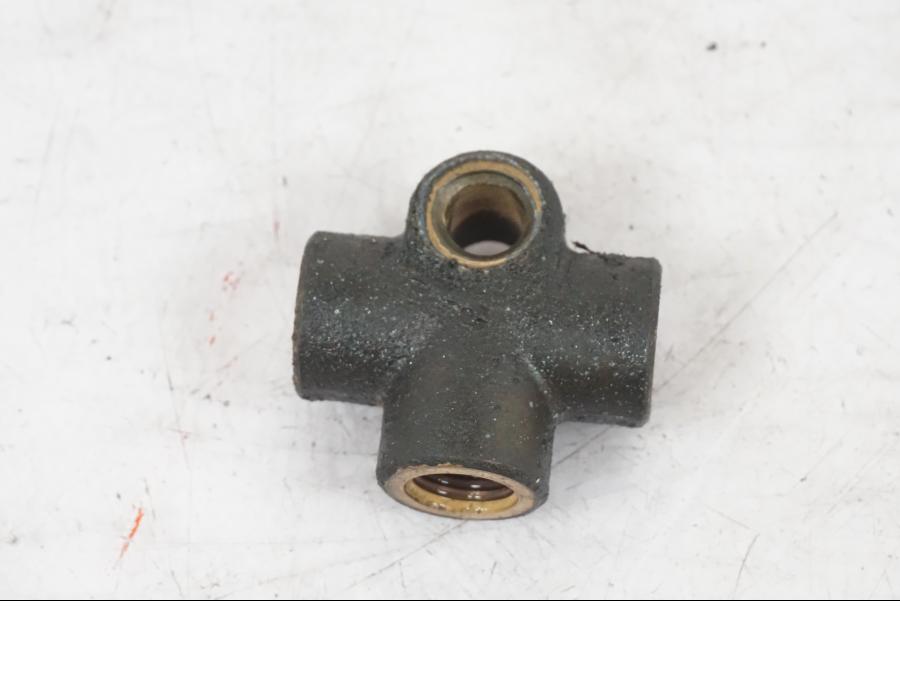 Baksidan på Bromsfördelare från en BMW K 1100 LT -1999 motorcykel.