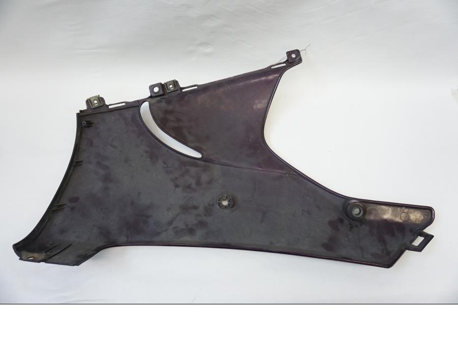 Höger sida på Magkåpa från en Honda CBR 900 RR -1997 motorcykel.