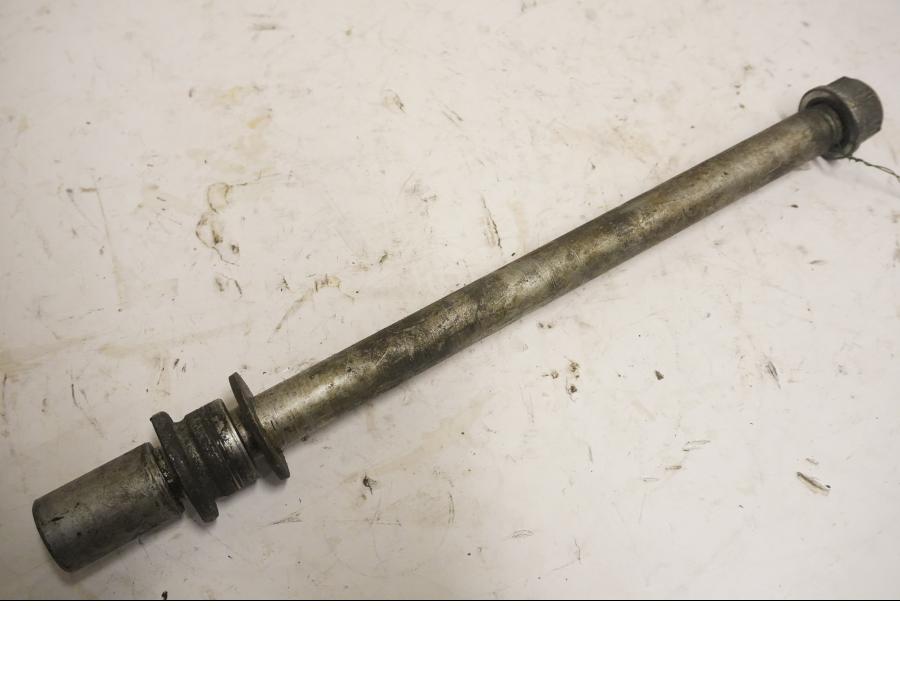 Framsidan på Axel från en Honda VT 1100 C -2000 motorcykel.