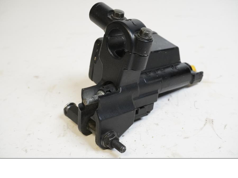 Höger sida på Kopplingshuvudcylinder från en Suzuki DL 1000 -2004 motorcykel.