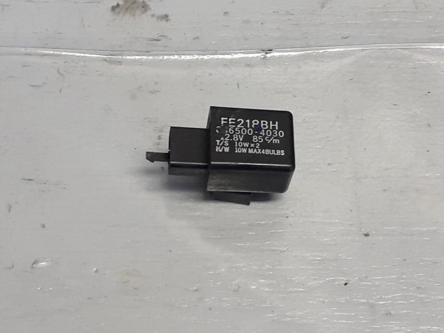 Framsidan på Blinkersrelä från en Yamaha FZ-6 -2004 motorcykel.