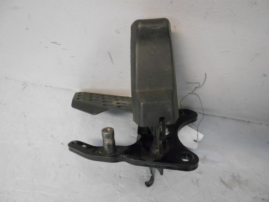 Baksidan på Fotpinnefäste från en Yamaha YS 125 -2017 motorcykel.