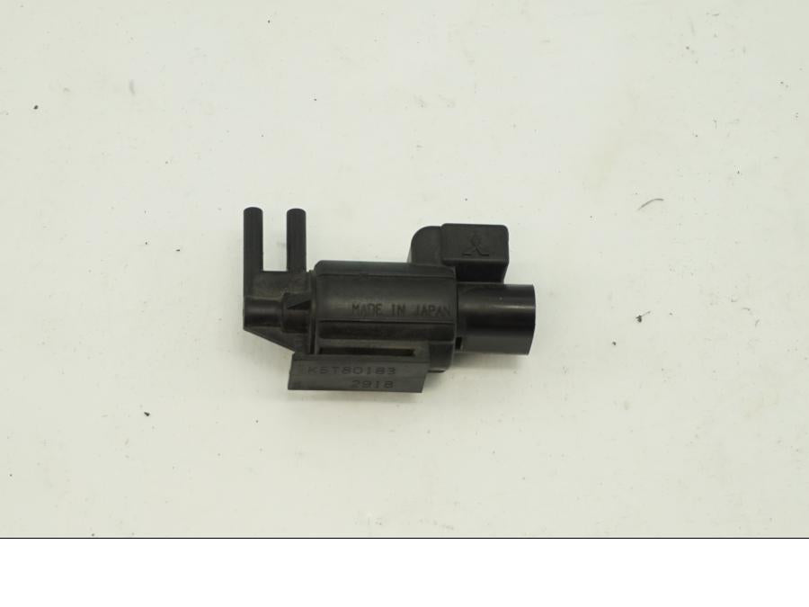 Framsidan på Luftventil från en Suzuki GSX 1300 R -2003 motorcykel.