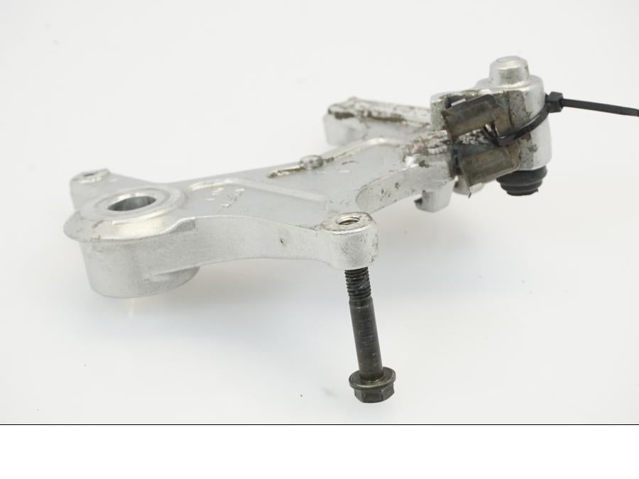 Snett nerifrån på Bromsoksfäste från en Honda XRV 750 -2003 motorcykel.