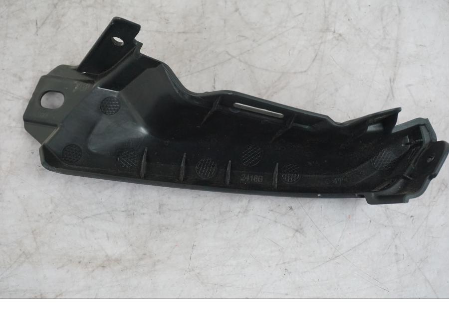 Höger sida på Sidkåpa innerplast från en Yamaha MT-09 -2024 motorcykel.