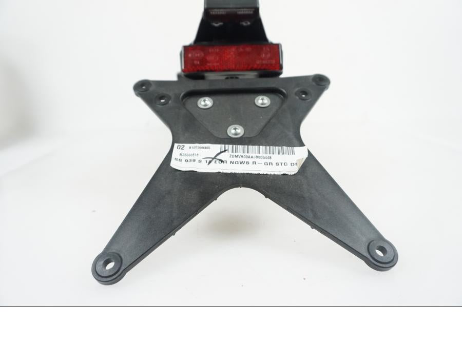 Vänster sida på Skylthållare från en Ducati Monster -2017 motorcykel.