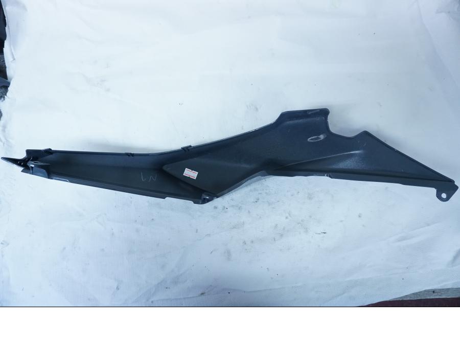 Baksidan på Bakvinge från en Kawasaki Ninja 650 -2018 motorcykel.