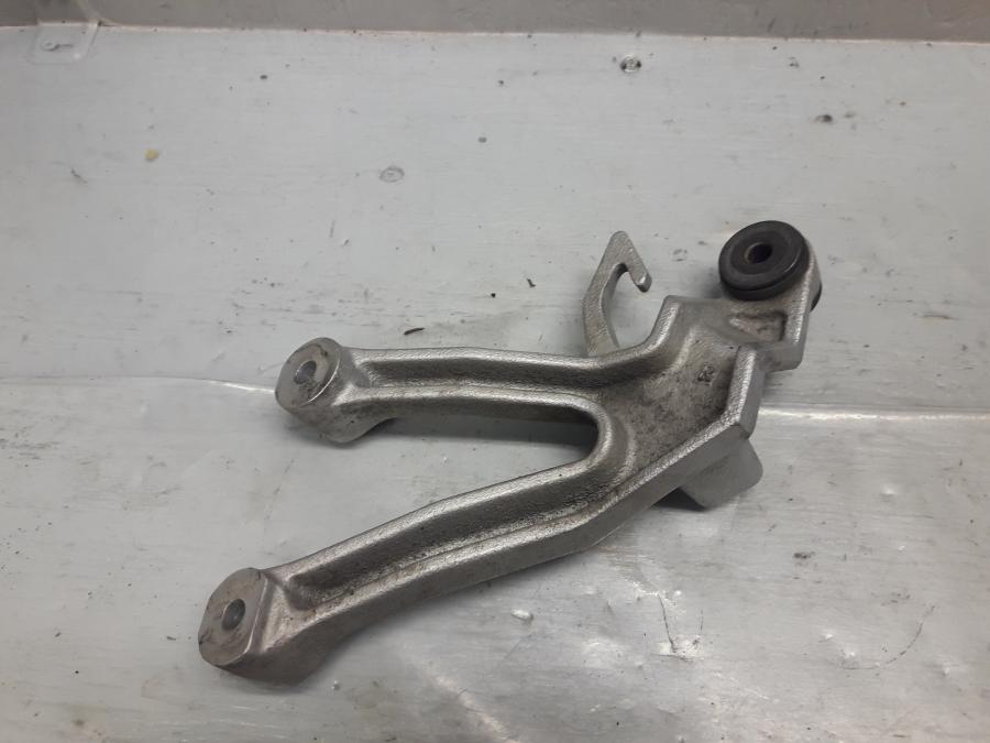 Baksidan på Fotpinnefäste från en Suzuki SV 1000 -2004 motorcykel.