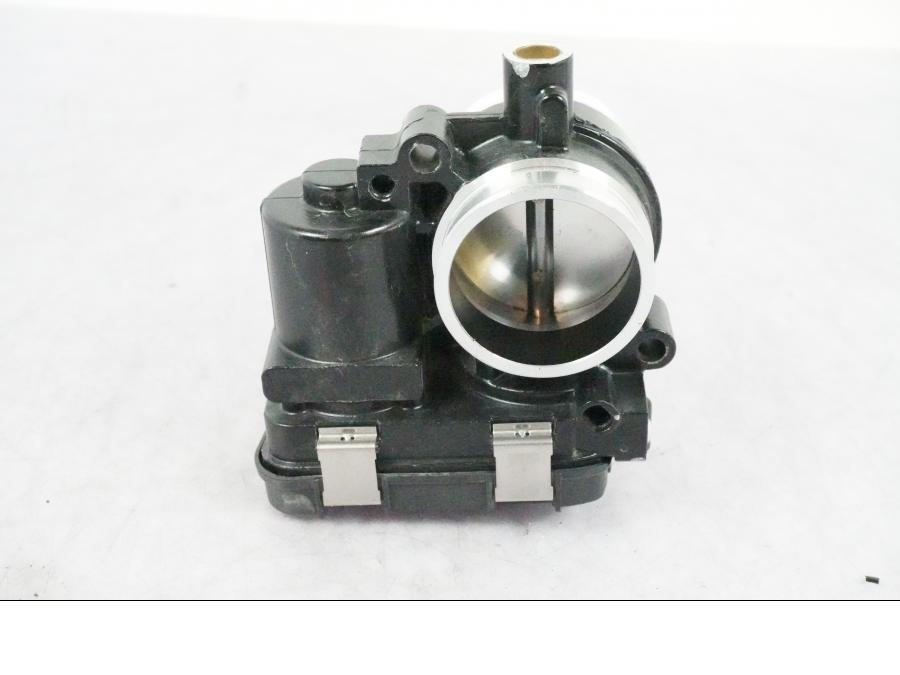 Vänster sida på Spjällhus från en BMW R 1250 GSA -2021 motorcykel.