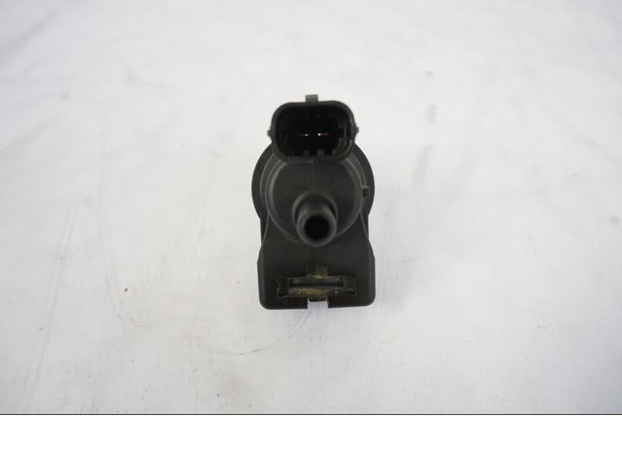 Vänster sida på Fuel Evap System från en KTM 790 Duke -2019 motorcykel.