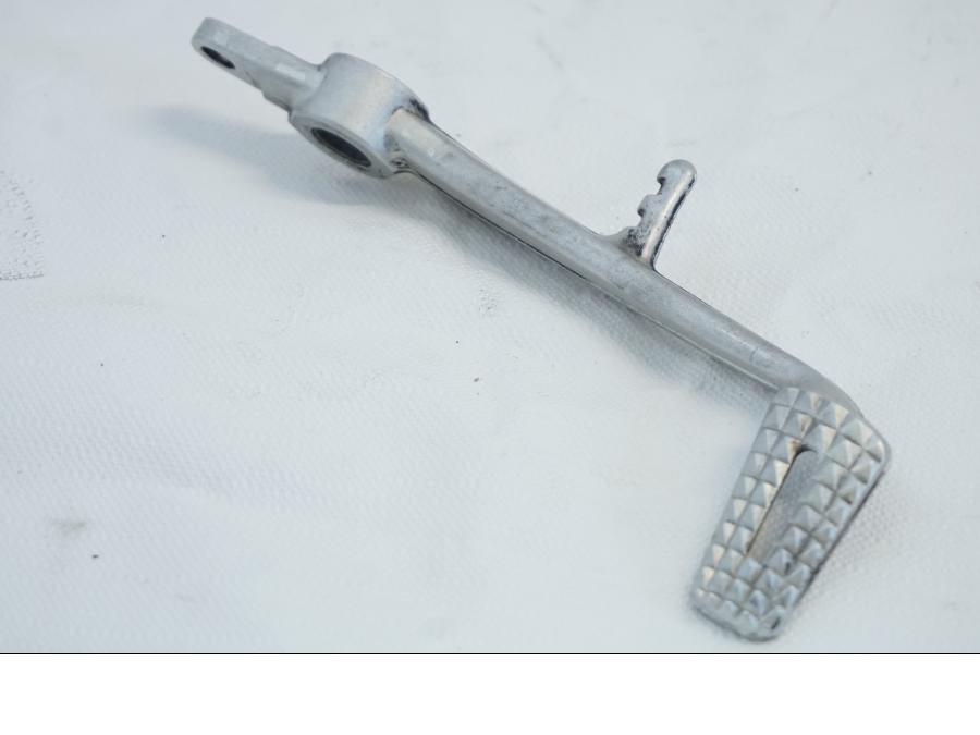 Höger sida pÄ Bromspedal frÄn en Triumph Daytona 675 -2010 motorcykel.