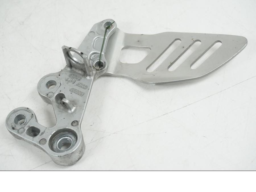 Snett uppifrån på Fotpinnefäste inre från en Suzuki GSX-R 1000 -2005 motorcykel.