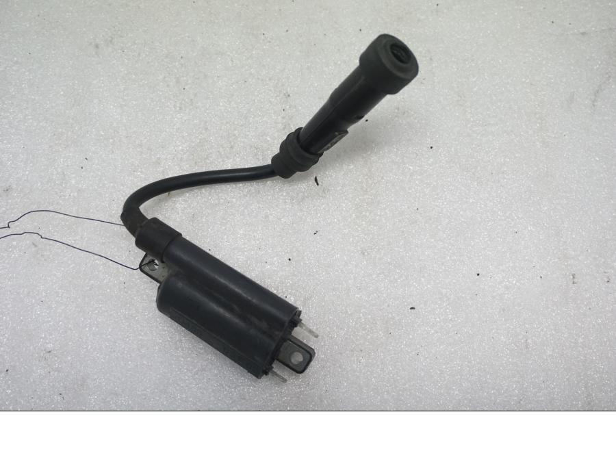 Baksidan på Tändspole från en Suzuki VL 800 -2004 motorcykel.