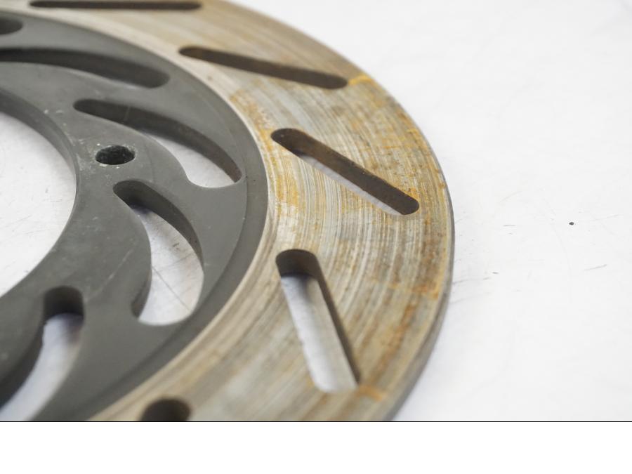 Extrabild1 på Bromsskiva från en Yamaha XVS 1100 -2004 motorcykel.