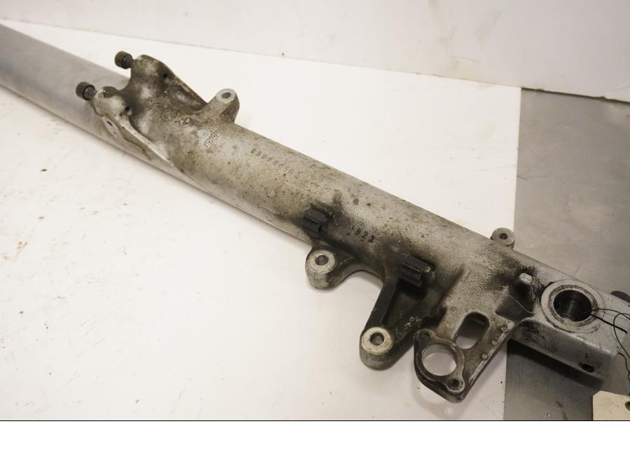 Snett uppifrån på Gaffelben från en BMW R 1150 RS -2002 motorcykel.