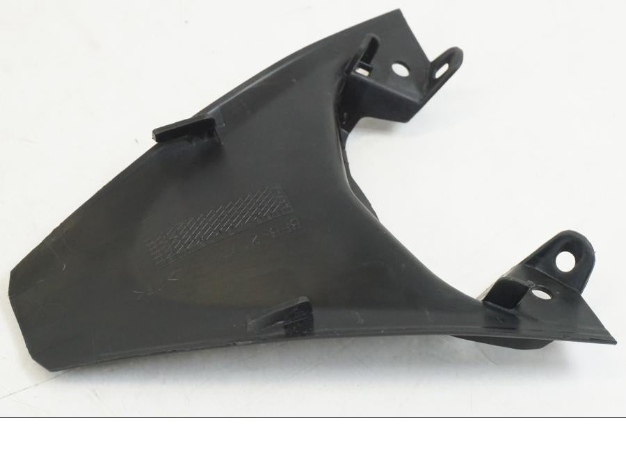 Snett nerifrån på Plast från en Yamaha YZF R7 -2022 motorcykel.