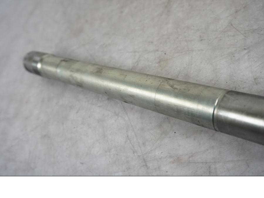 Vänster sida på Axel från en BMW F 800 R -2018 motorcykel.