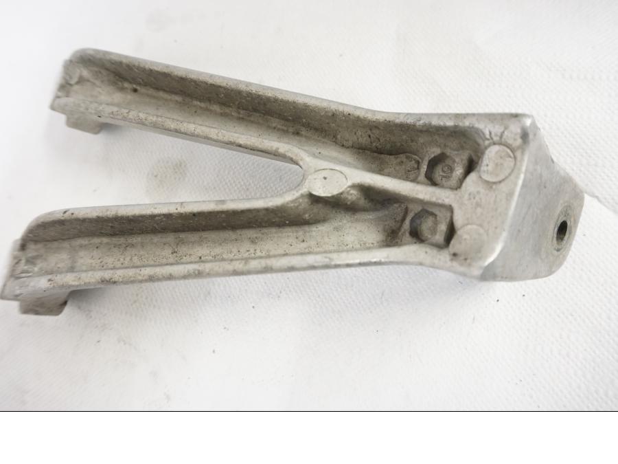 Baksidan på Fotpinnefäste från en Honda CBR 900 RR -1997 motorcykel.