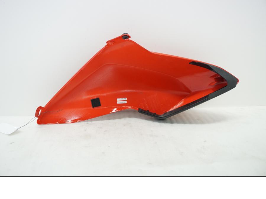 Höger sida på Bensintankskåpa från en Ducati Hypermotard -2020 motorcykel.