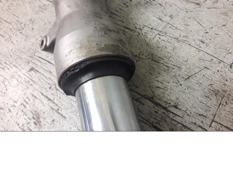 Höger sida på Gaffelben från en Honda VFR 750 -1993 motorcykel.