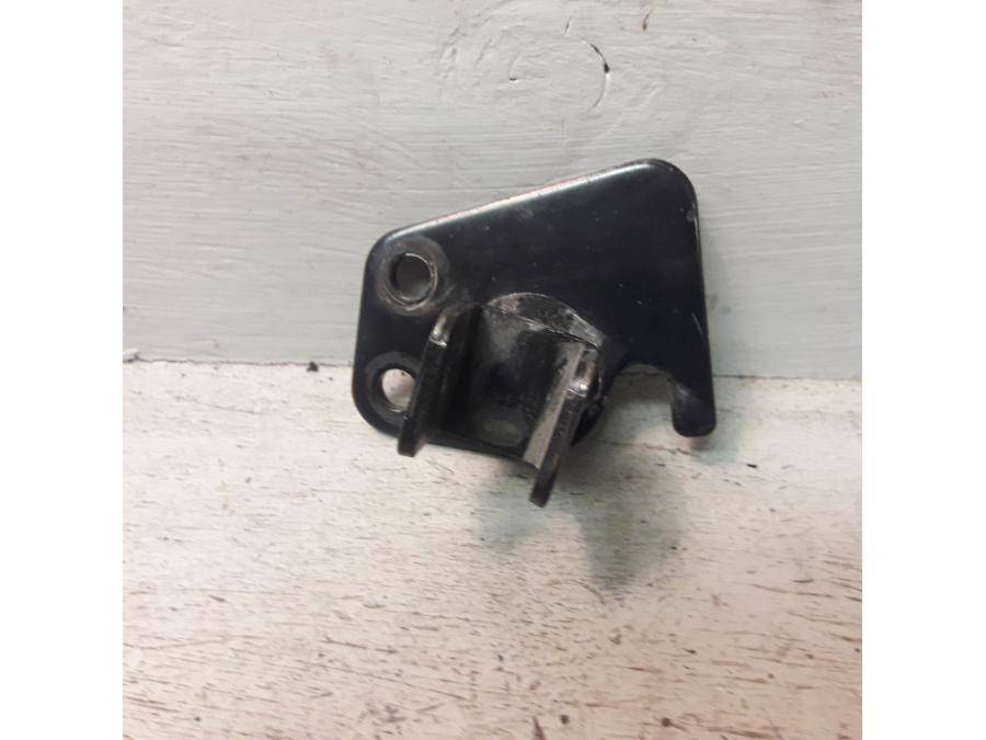 Framsidan på Fotpinnefäste från en Yamaha XVS 1100 -2001 motorcykel.