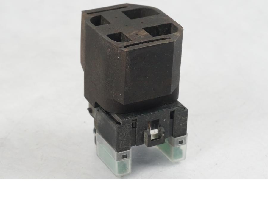 Snett nerifrån på Startrelä från en Kawasaki ER-6N ABS -2010 motorcykel.