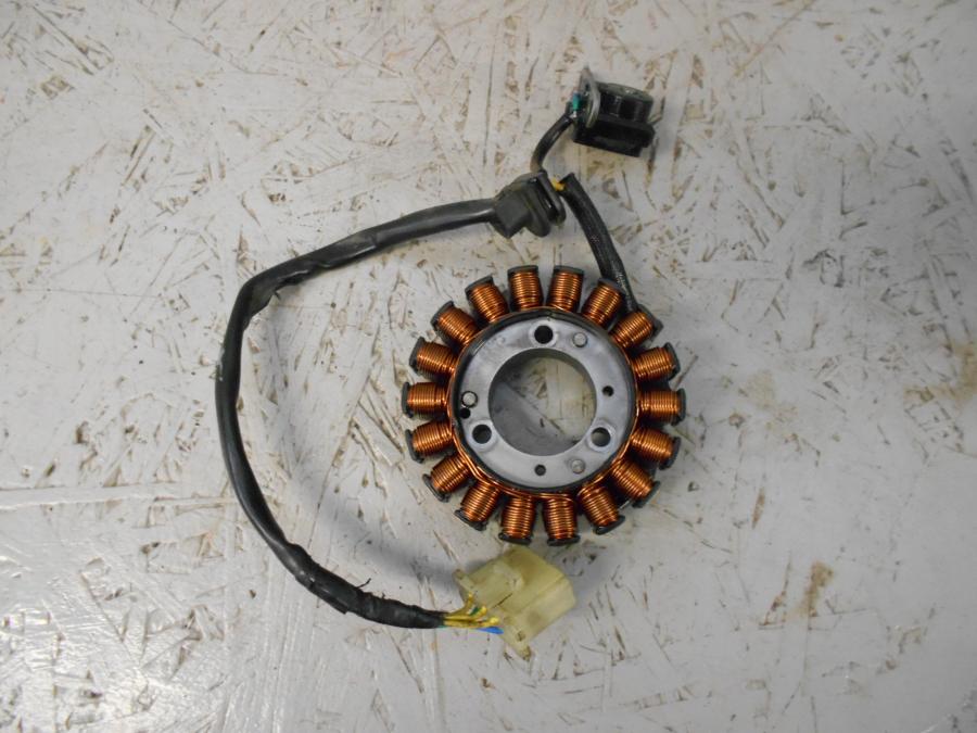 Framsidan på Generator från en Honda CBR 125 R -2006 motorcykel.