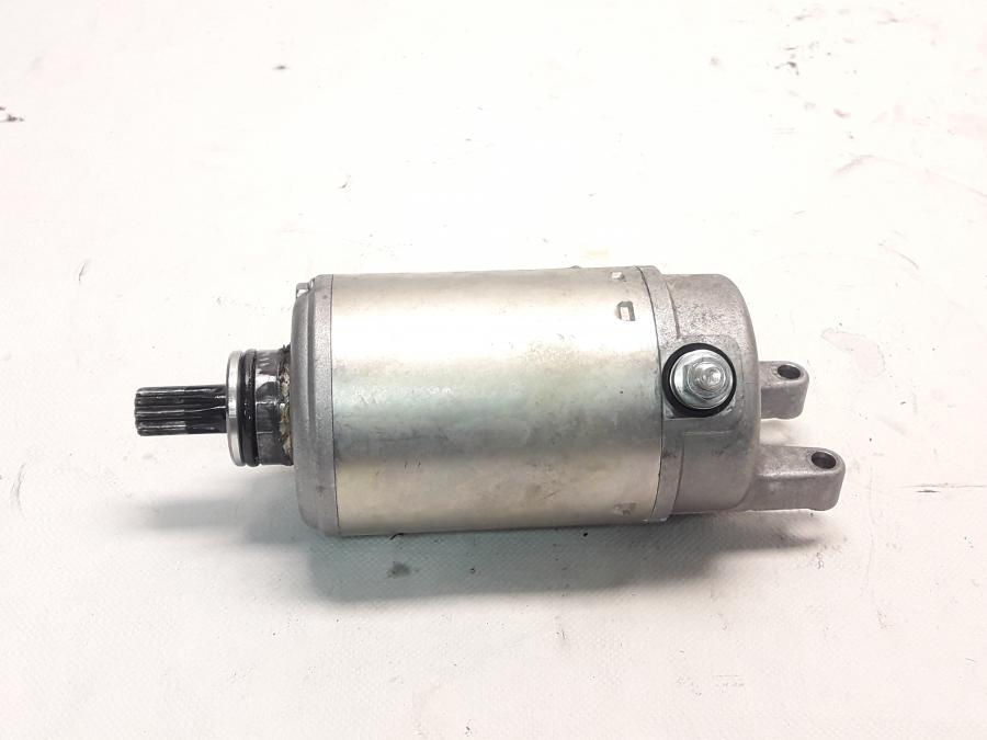 Framsidan på Startmotor från en Kawasaki Z 800 -2015 motorcykel.