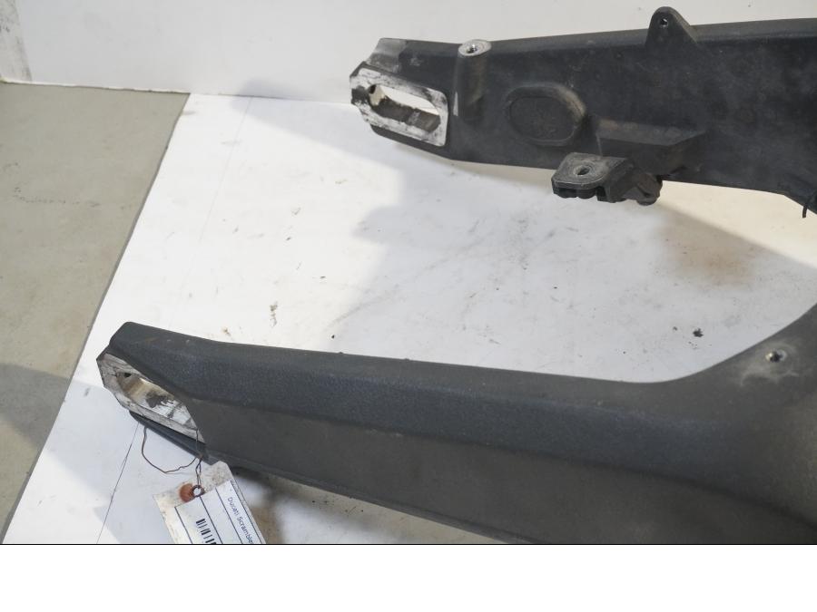 Höger sida på Sving från en Ducati Scrambler 800 -2016 motorcykel.