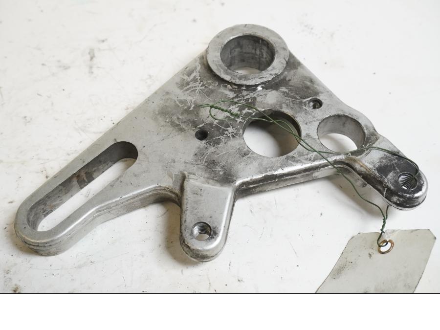 Baksidan på Bromsoksfäste från en Aprilia RSV 1000 -2010 motorcykel.