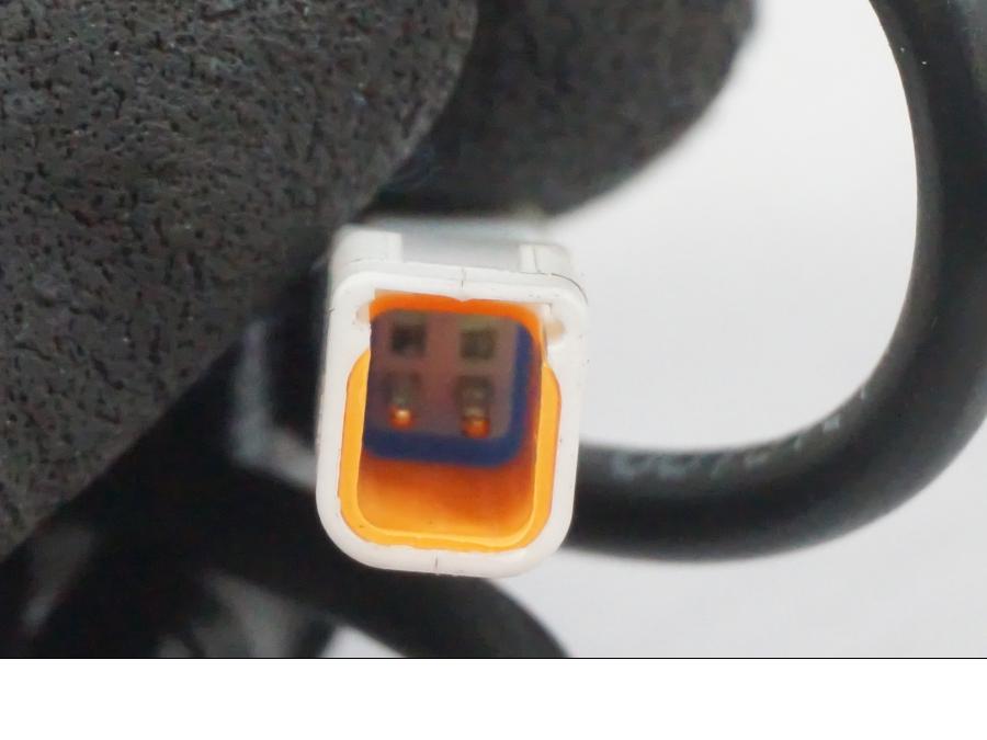 Snett uppifrÄn pÄ Lufttempsensor frÄn en KTM 1290 Super Duke R -2022 motorcykel.