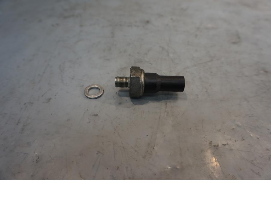 Framsidan på Oljetryckgivare från en Ducati Diavel -2015 motorcykel.