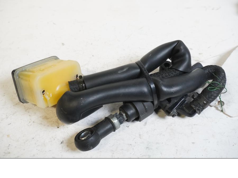 Baksidan på Bromshuvudcylinder från en Honda CBR 600 RR -2003 motorcykel.