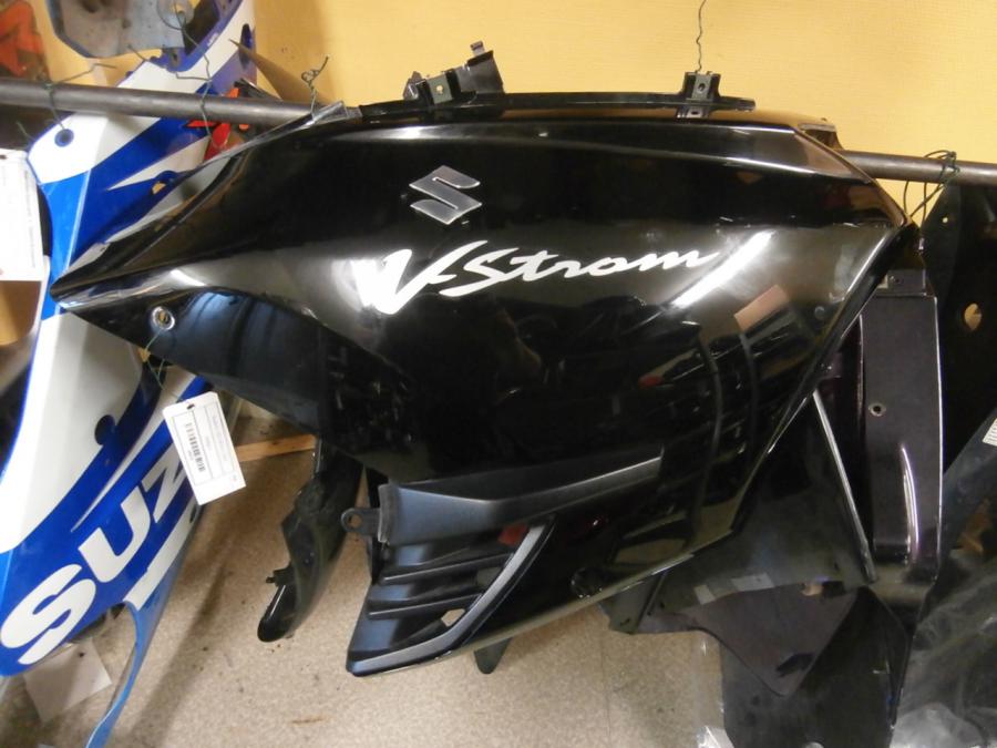 Framsidan på Sidkåpa från en Suzuki DL 1000 -2006 motorcykel.