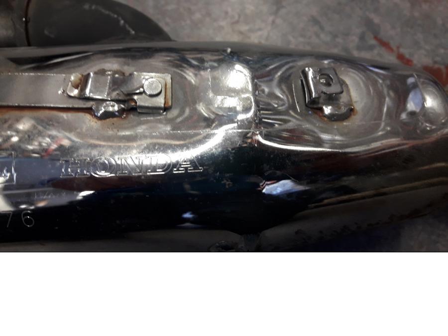 Baksidan på Ljuddämpare från en Honda VT 1100 C -2000 motorcykel.