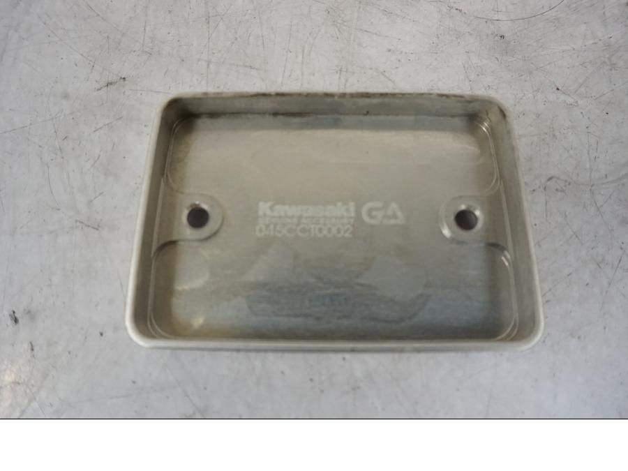 Snett nerifrån på Bromsvätskebehållarkåpa från en Kawasaki ER-6N -2008 motorcykel.