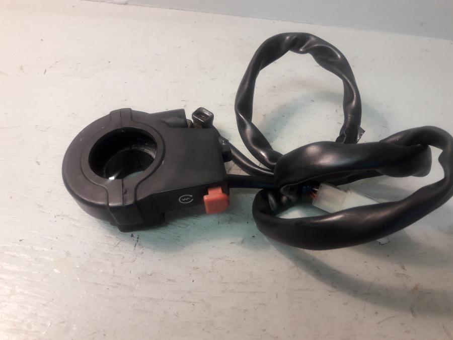 Baksidan på Styrelreglage från en Honda CBR 125 R -2008 motorcykel.