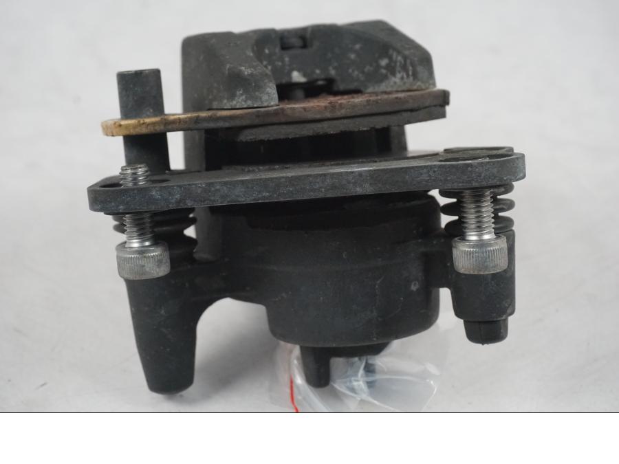 Snett nerifrån på Bromsok från en Kawasaki ER-6N ABS -2010 motorcykel.